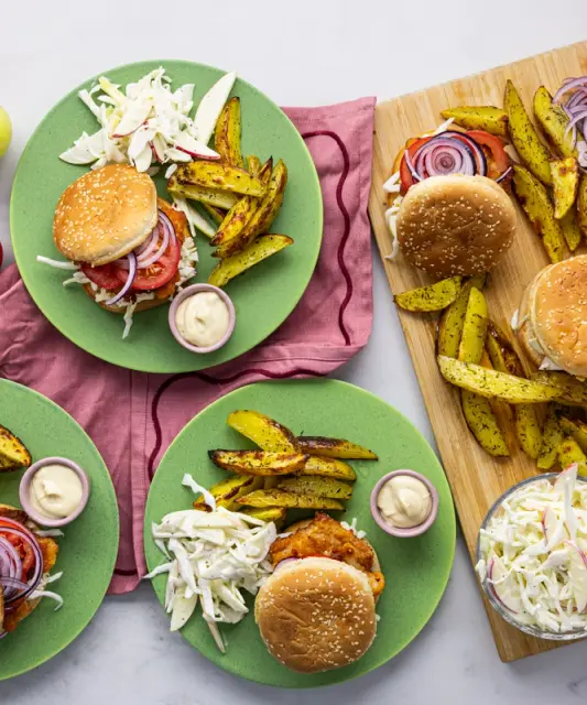 Burgerit rapealla possulla & omenaisella coleslawlla