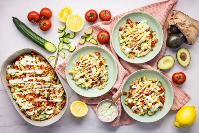 Pastasalaatti kanalla & avokadokastikkeella