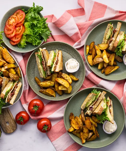 BLT-sandwichit pekonilla & cheddarjuustolla