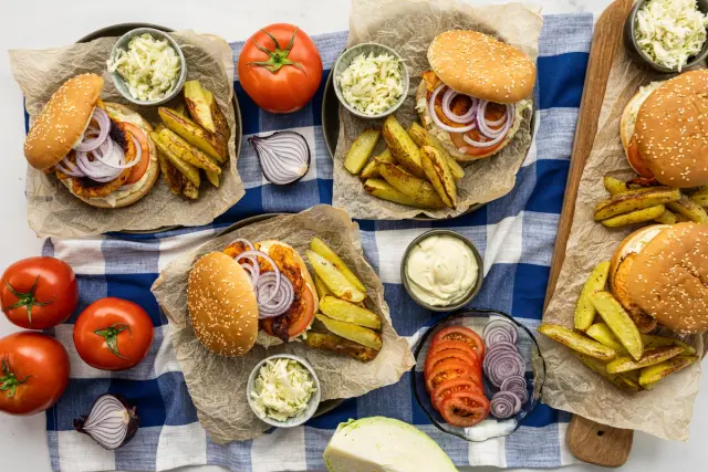 Crispy chicken burgerit bearnaisekastikkeella & perunoita