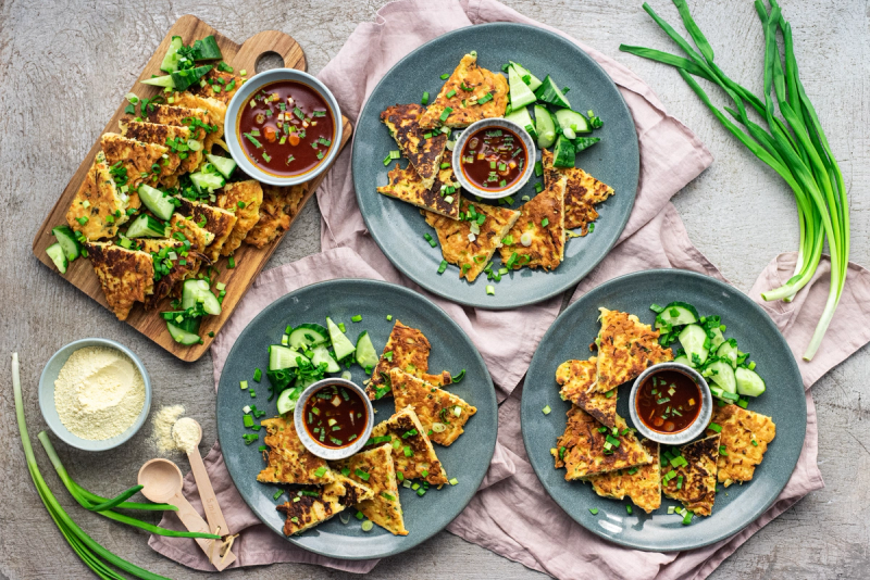 Veganské korejské placky se zelím, marinovanou okurkou a gochujang dipem