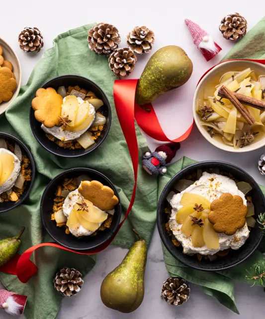 Piparkakku trifle jouluisilla päärynöillä