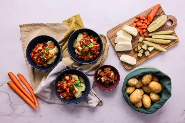 Chutný stroganov s halloumi a máslovými bramborami s pažitkou