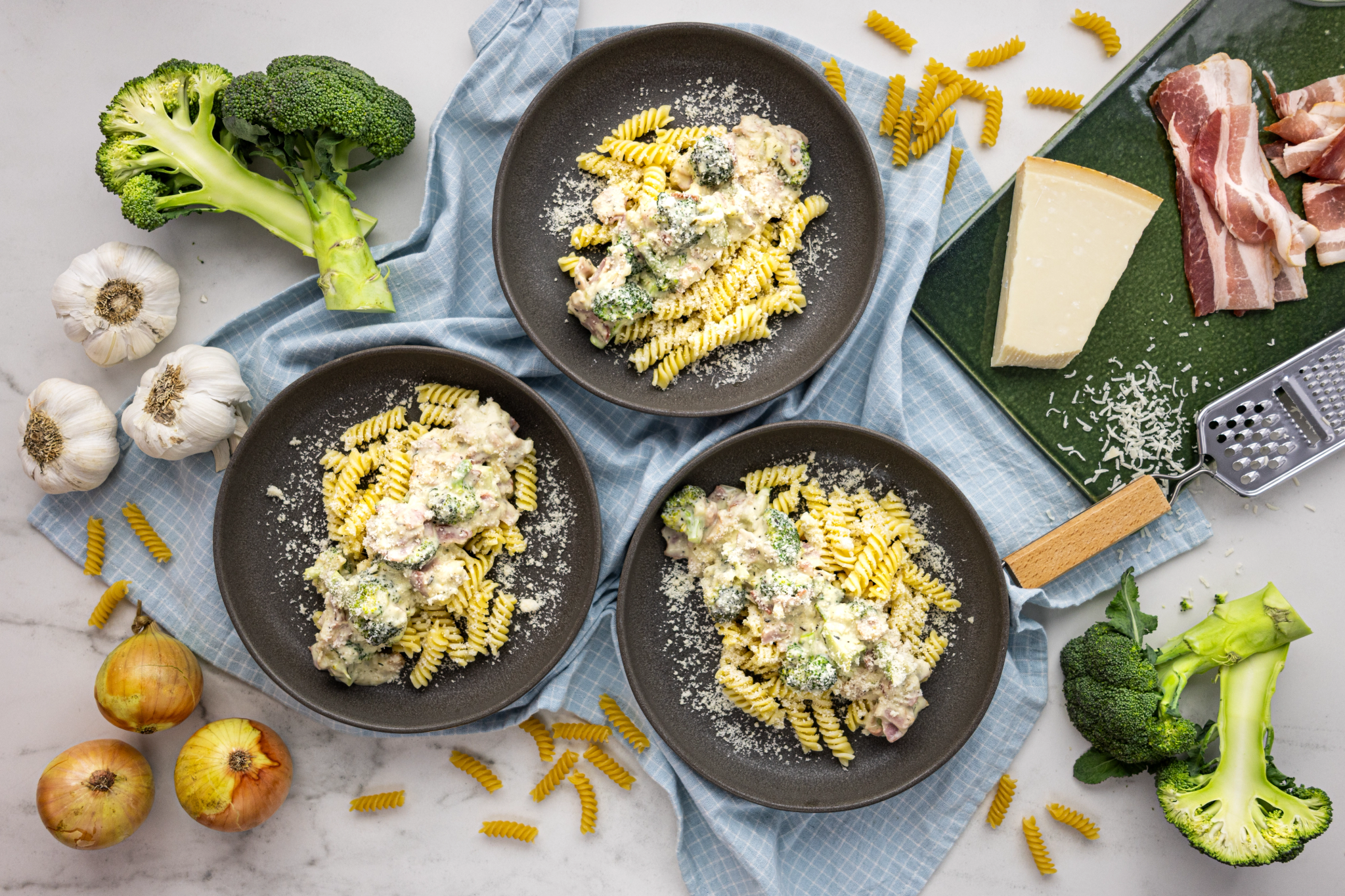 Kermainen pasta pekonilla & parsakaalilla