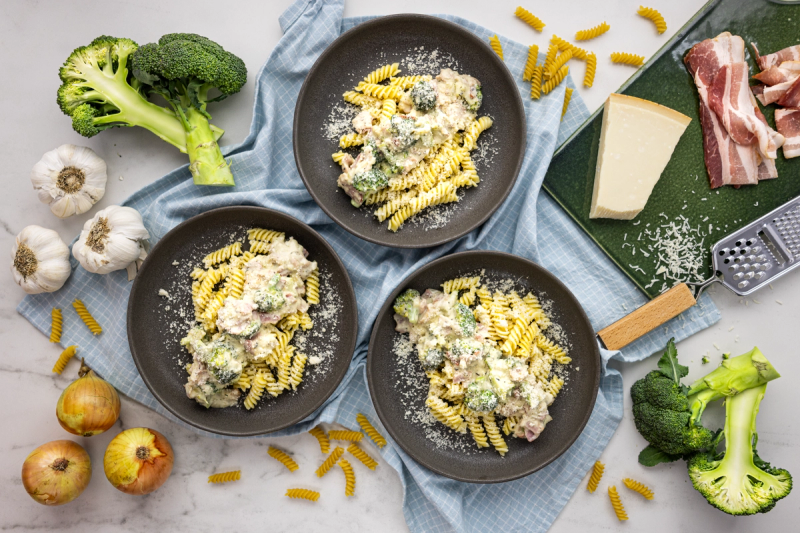 Kermainen pasta pekonilla & parsakaalilla