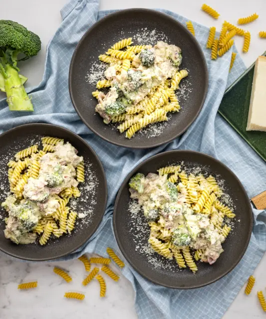 Kermainen pasta pekonilla & parsakaalilla