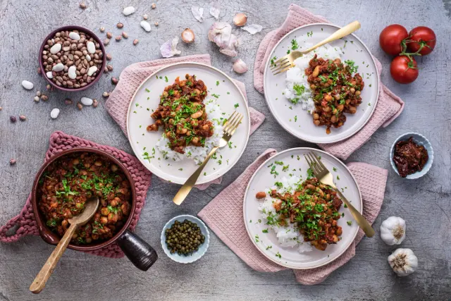 Välimerellinen muhennos pavuilla & aurinkokuivatuilla tomaateilla