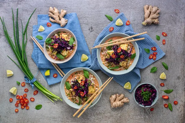 Laksa eli singaporelainen nuudelikeitto tofusta