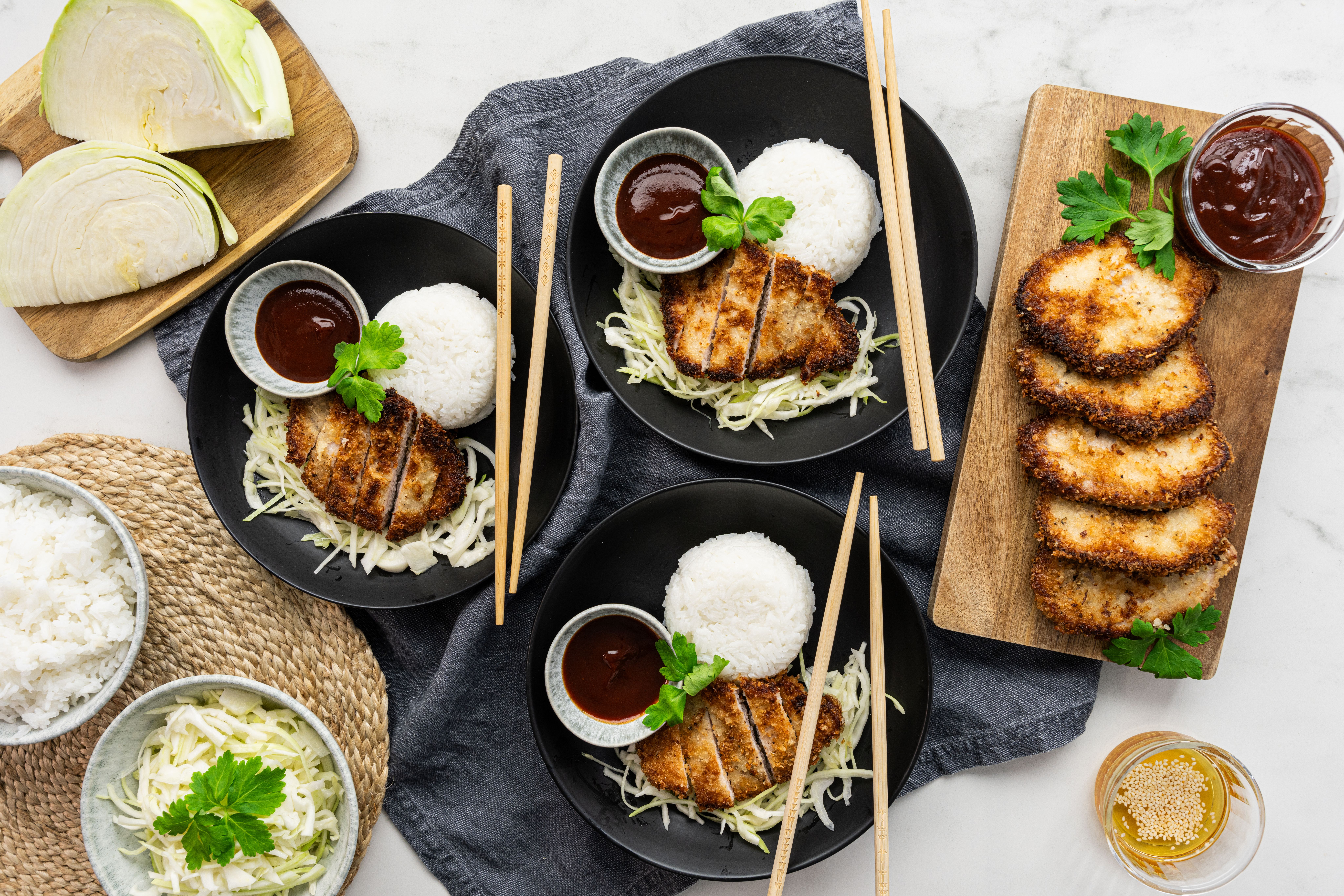 Tonkatsu eli japanilainen leivitetty porsaan ulkofileepihvi & riisiä