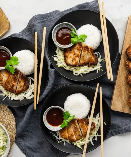 Tonkatsu eli japanilainen leivitetty porsaan ulkofileepihvi & riisiä