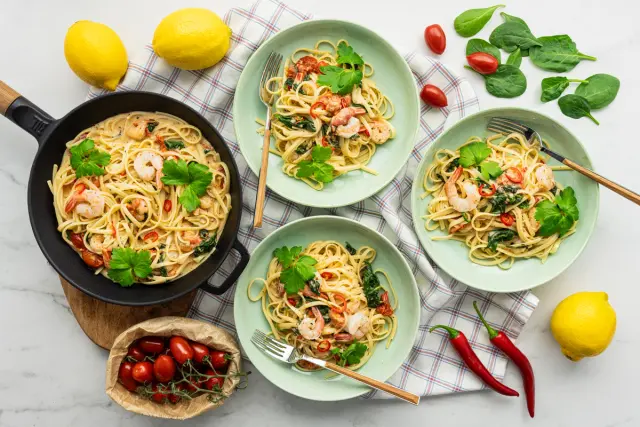 Pasta jättikatkaravuilla & kirsikkatomaateilla