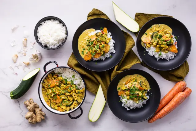 Kookoksinen curry MUU suikaleesta & riisiä