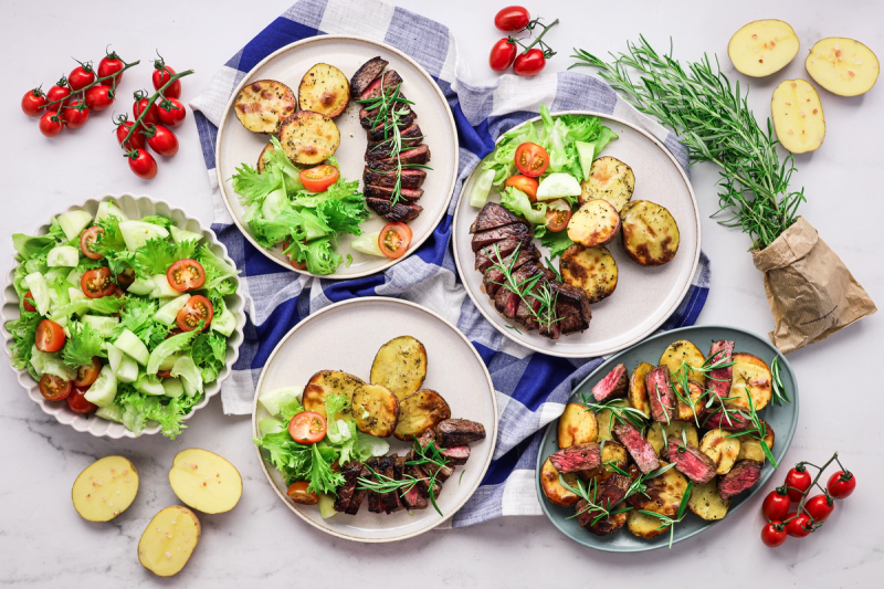 Hovězí steak z nízkého roštěnce s rozmarýnovými bramborami a salátem