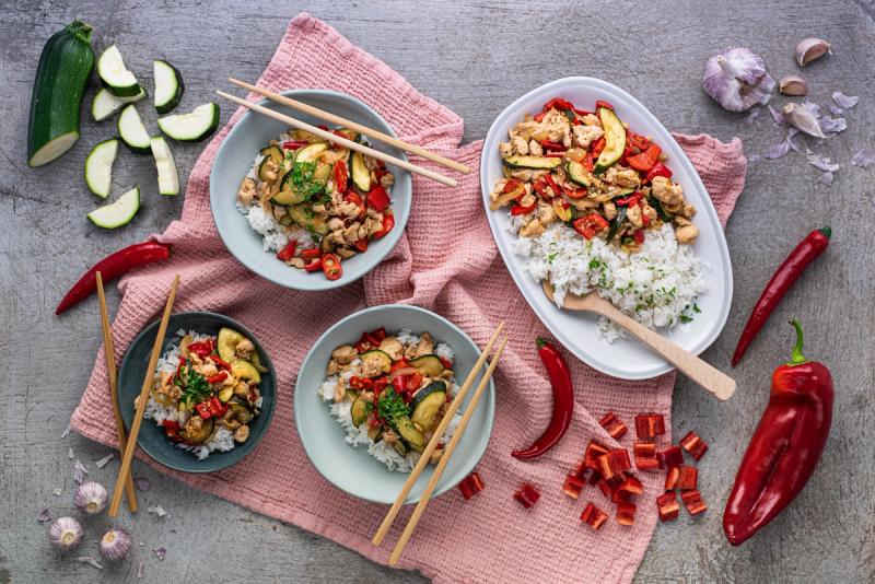 Kuřecí stir-fry v sladko-pikantní omáčce se zeleninou a rýží