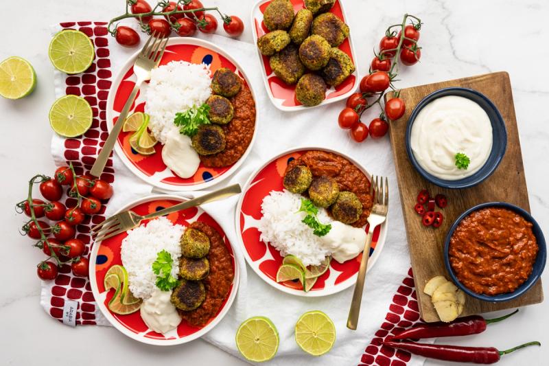 Falafelit Tikka masala kastikkeessa, riisiä & vegaanista aiolia