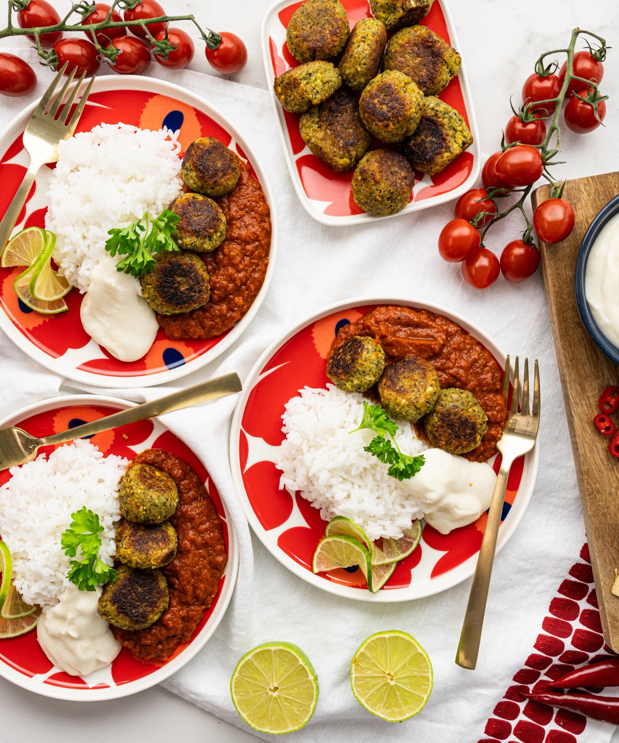 Falafelit Tikka masala kastikkeessa, riisiä & vegaanista aiolia