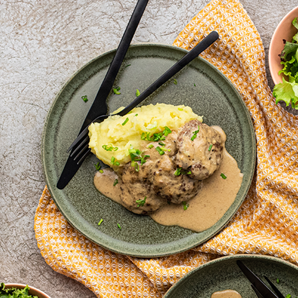 Beef Patties with Cream Sauce & Mashed Potatoes | Yummy - A máte chuť vařit!