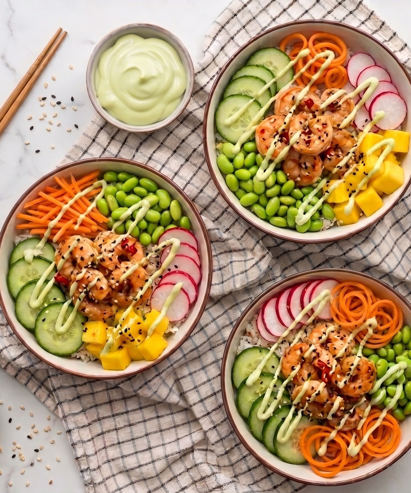 Poke Bowl s marinovanými krevetami, mangom, edamame a wasabi majonézou