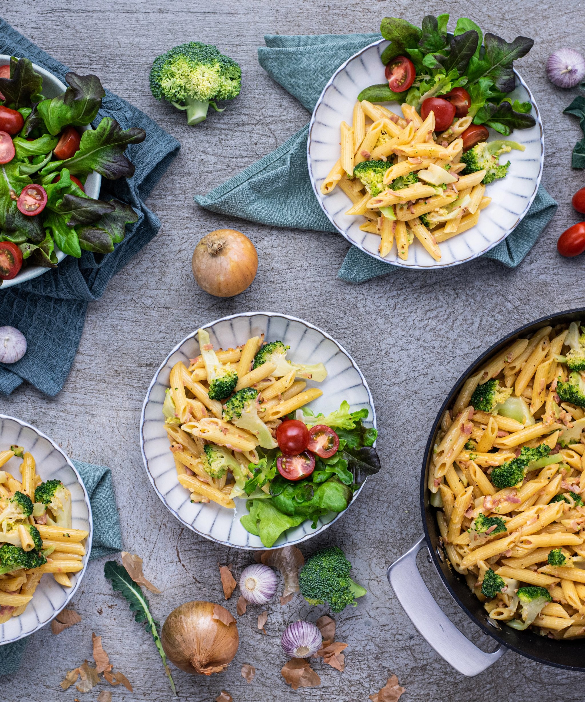 Tradiční Mac 'n Cheese se slaninou a salátem