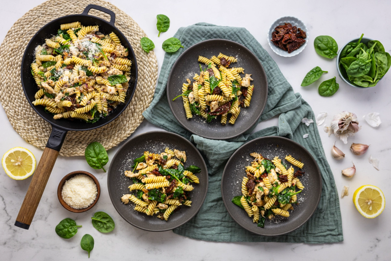 Kanapasta aurinkokuivatuilla tomaateilla & pinaatilla