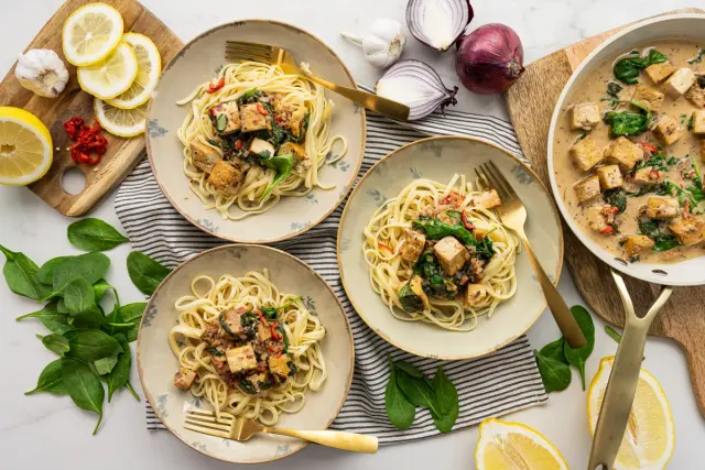 Sitruunainen pasta tofulla & pinaatilla