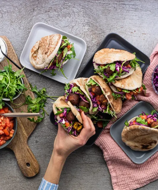 Ruokaboksin pitaleivät rapeilla falafeleilla & pico de galloa