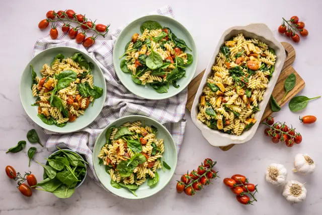 Pasta paahdetulla grilloumijuustolla & kirsikkatomaateilla