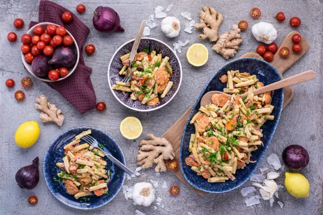Pasta täyteläisellä hummuksella & kirsikkatomaateilla