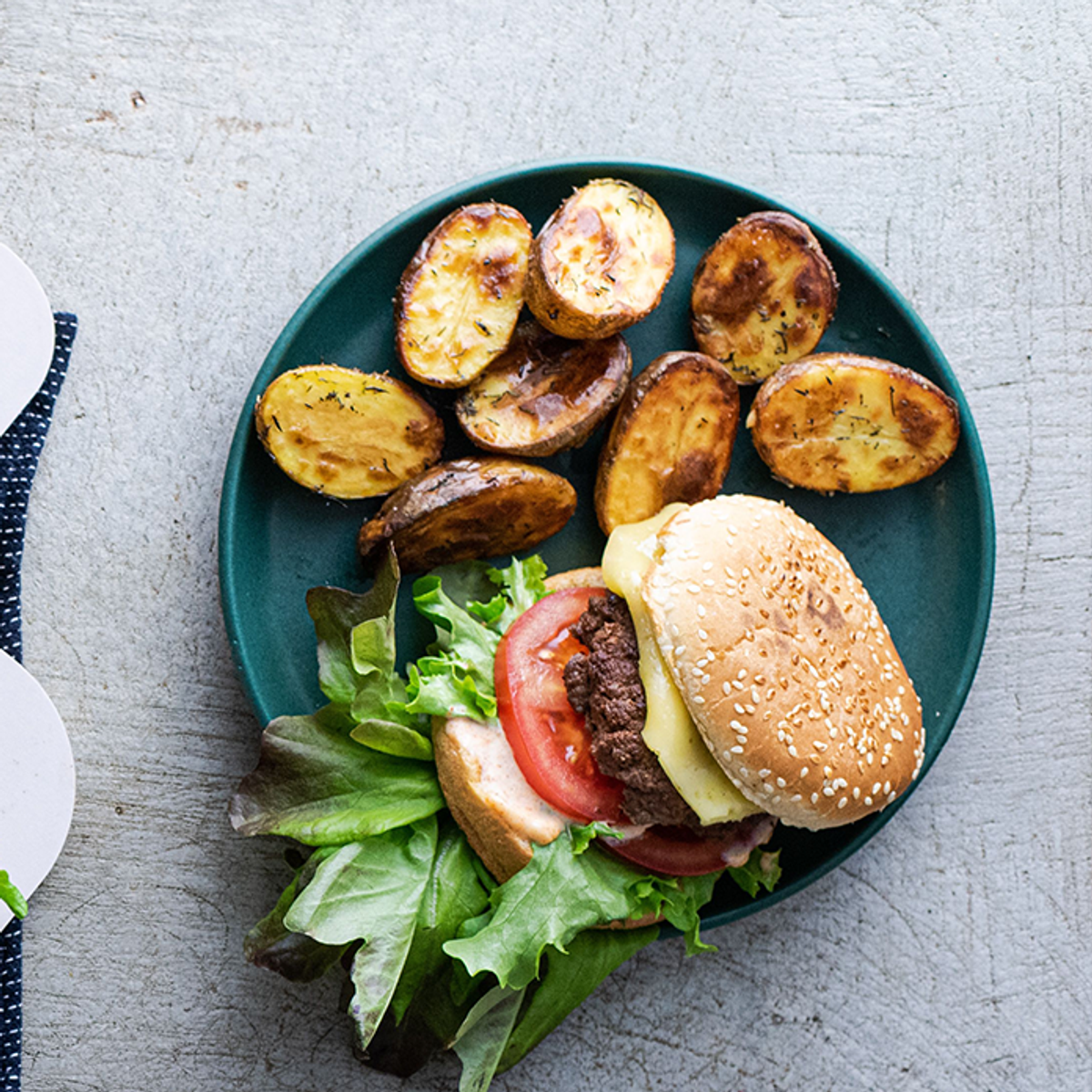 Hovädzie burgery s čedarom, pečenými zemiakmi a dipom | Yummy