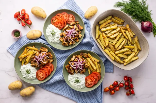 Domáce hranolky s kuracím gyrosom, kôprovým tzatziki dipom a čerstvou zeleninou
