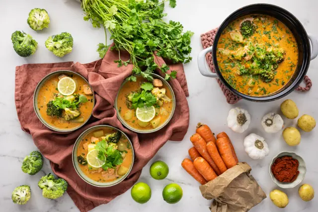 Thaimaalainen lohikeitto punaisella currytahnalla