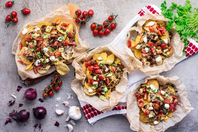 Cheddarjuustolla gratinoitu nachopelti & avokadosalsaa