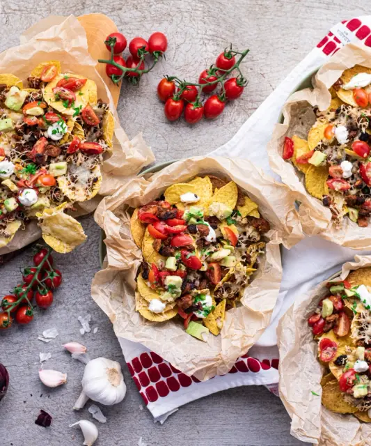 Cheddarjuustolla gratinoitu nachopelti & avokadosalsaa