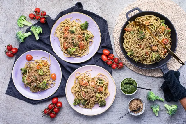 Pasta vegaanisella pestolla & kirsikkatomaateilla