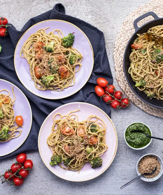 Pasta vegaanisella pestolla & kirsikkatomaateilla