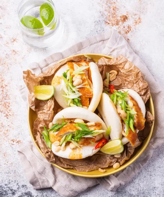 Baoburgerid krõbeda kana ja satay kastmega