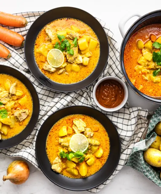 Intialainen kanakeitto tandooritahnalla