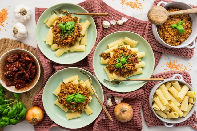 Täyteläinen pasta linsseillä & aurinkokuivatuilla tomaateilla