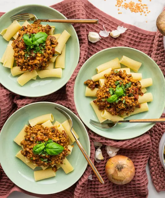 Täyteläinen pasta linsseillä & aurinkokuivatuilla tomaateilla