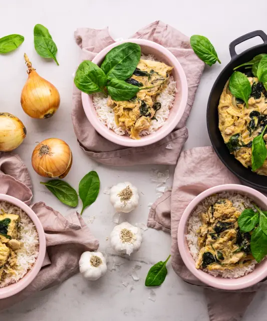 Oyako donburi eli japanilaista kanaa kulhossa
