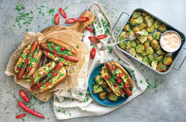 Vegehodarit “chorizomakkaralla”, coleslawta & paahdettuja perunoita