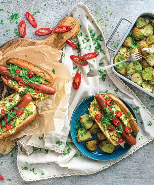 Vegehodarit “chorizomakkaralla”, coleslawta & paahdettuja perunoita