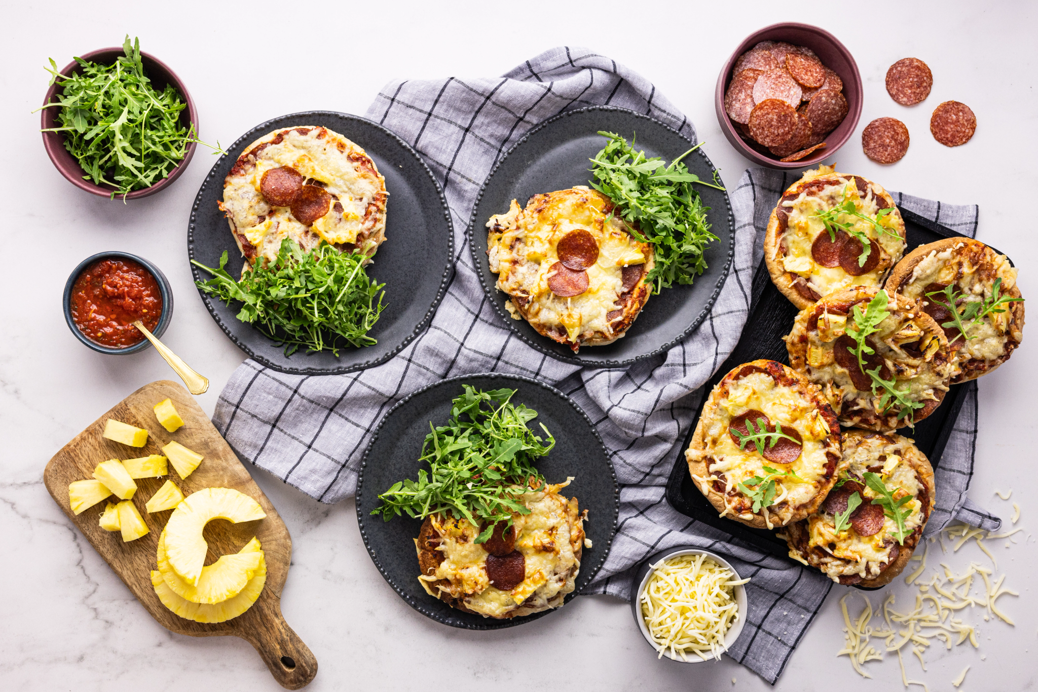 Rychlé mini pizzy s paprikovou klobásou, ananasem a rukolou