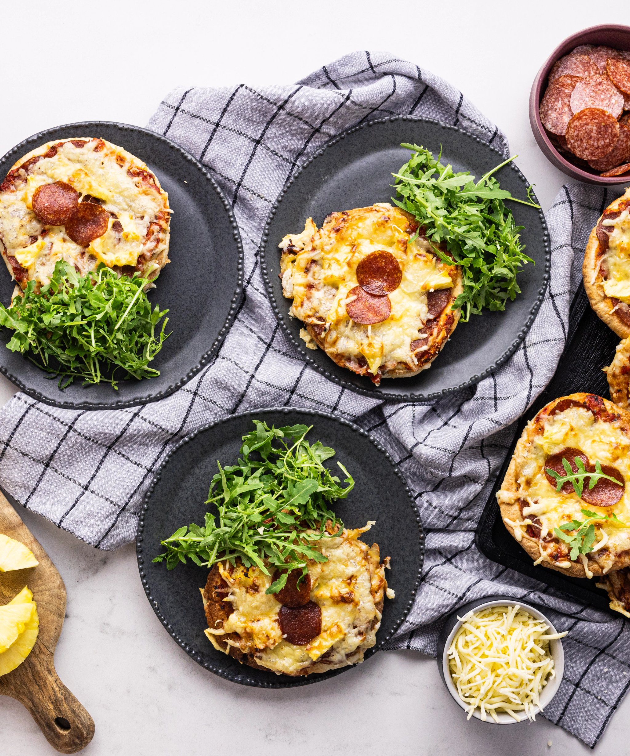 Rychlé mini pizzy s paprikovou klobásou, ananasem a rukolou