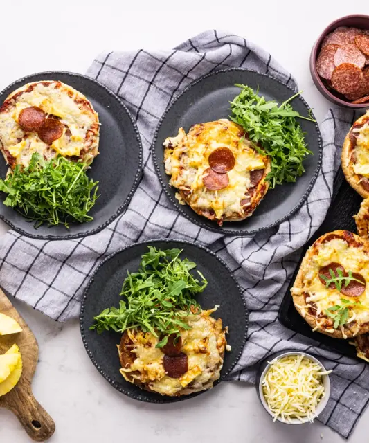 Rychlé mini pizzy s paprikovou klobásou, ananasem a rukolou