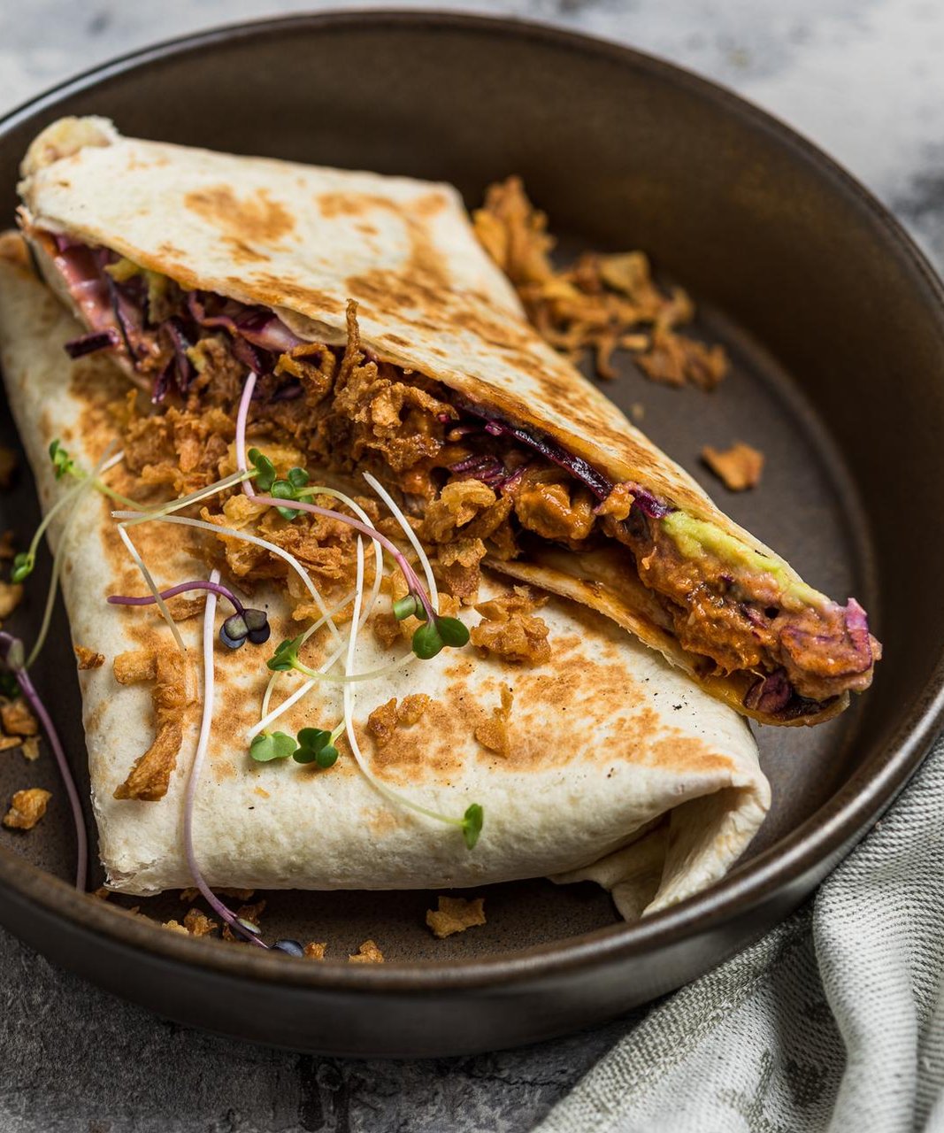 Ameerikapärane rebitud sealiha wrap guacamole'ga