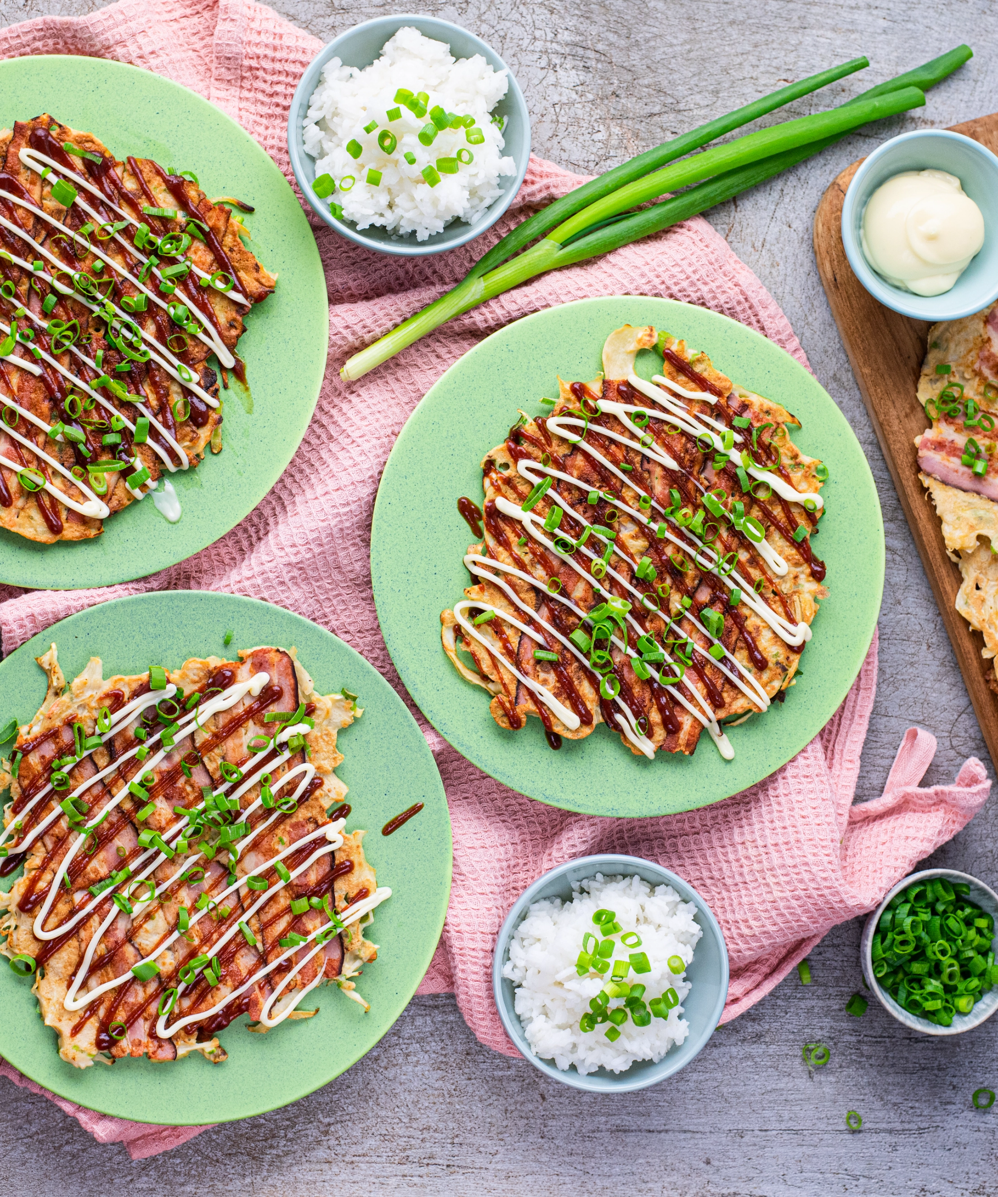 Okonomiyaki – japonská palacinka s kapustou, slaninou a ryžou