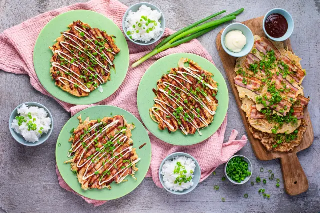 Okonomiyaki eli japanilainen kaalilettu pekonilla & riisiä