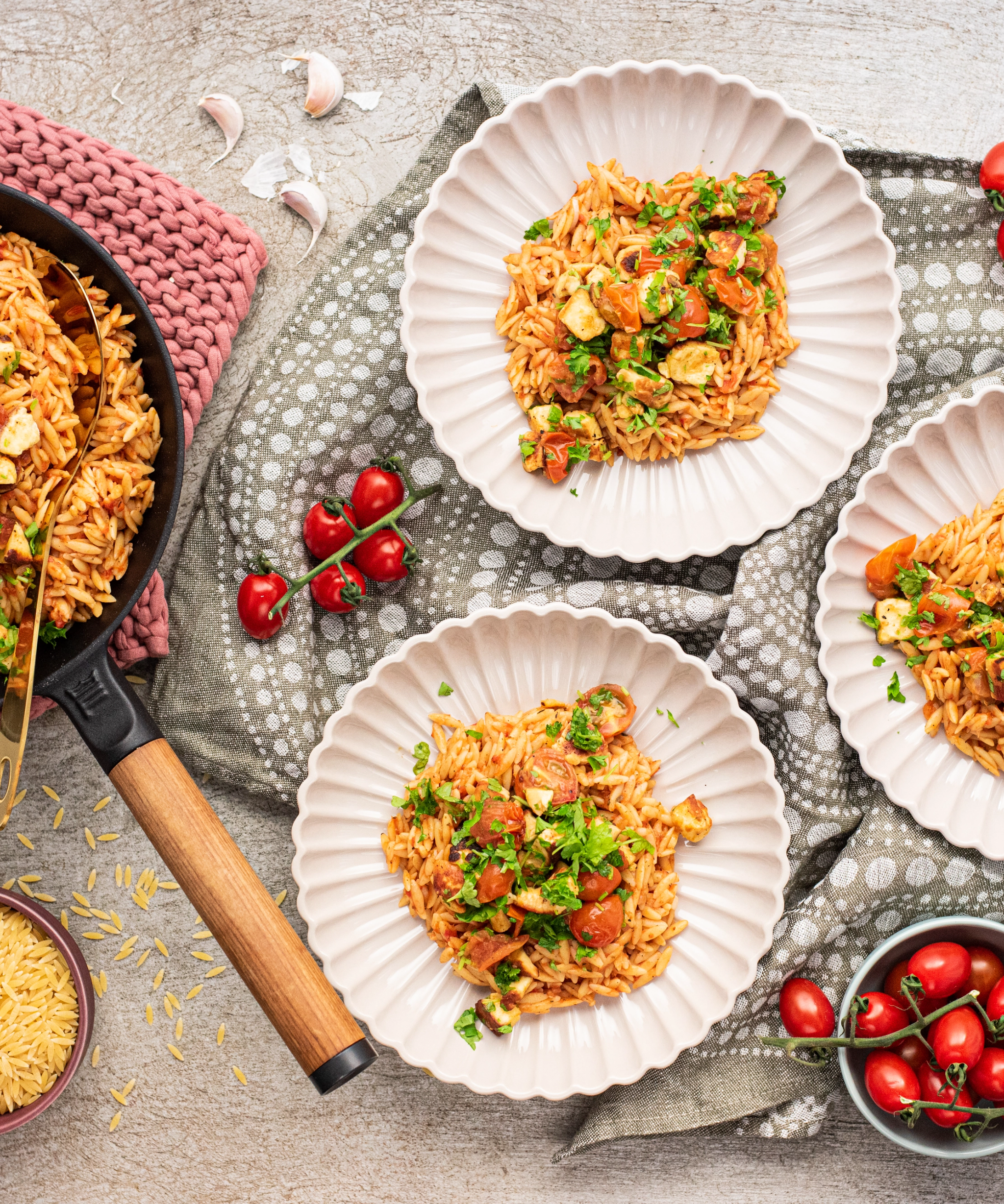Stredomorské orzotto s chilli krevetami, paradajkami a balkánskym syrom