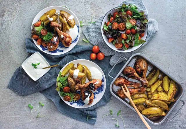Paahdetut BBQ-broilerinkoivet, lohkoperunoita & salaattia